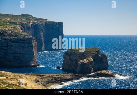 Erstaunliche Pilz und Gebla Felsen Klippen mit Rocky Küste in der Dwejra Bay Strand in der Nähe eingestürzten Azure Fenster, Gozo Insel, Malta Stockfoto