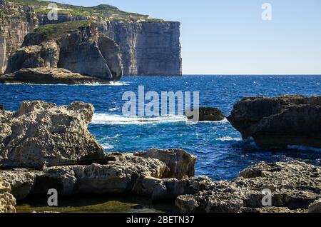 Erstaunliche Pilz und Gebla Felsen Klippen mit Rocky Küste in der Dwejra Bay Strand in der Nähe eingestürzten Azure Fenster, Gozo Insel, Malta Stockfoto