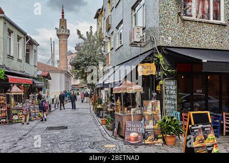 Istanbul, Türkei - 12. Februar 2020: Vodina Straße im Balat Viertel oder jüdisches Viertel von Fatih Bezirk. In der Nähe des More Cafe und dem Minarett von t Stockfoto