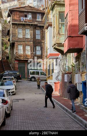 Istanbul, Türkei - 12. Februar 2020: Kiremit Straße im Balat Viertel oder jüdisches Viertel von Fatih Viertel. Holzhaus und rote Treppe am int Stockfoto