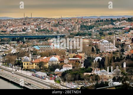 Istanbul, Türkei - 12. Februar 2020: Blick von oben auf das Rashad Sultan Grab mit Ebussuut Imam und Preacher Middle School und Feshane International Fair Cong Stockfoto