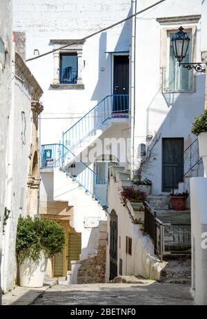 Enge Straßen der Stadt Ostuni mit weißen Gebäuden in Apulien Apulien Region, Süditalien Stockfoto