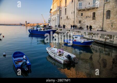 Boote in der Bucht Hafen einer Küstenstadt Monopoli Blick auf Schloss Carlo V, Apulien Apulien Region, Süditalien Stockfoto