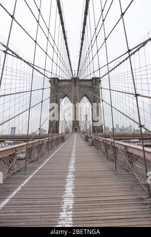 New York, Usa. April 2020. Brooklyn Bridge ist in New York City in den Vereinigten Staaten leer zu sehen. New York City ist das Epizentrum der Coronavirus-Pandemie (COVID-19). Quelle: Brasilien Foto Presse/Alamy Live News Stockfoto