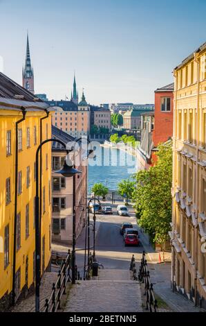 Schmale Straße Treppe hinunter zum See Malaren Wasser in Sodermalm Insel mit traditionellen typischen Gebäuden und Blick auf Gamla Stan und Riddarhol Stockfoto