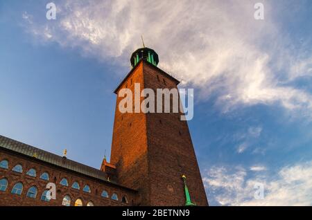 Stockholmer Rathaus (Stadshuset) Backsteinturm Gebäude des Gemeinderats und Nobelpreis mit Tre Kronor drei Kronen oben auf Kungsholmen Island in o Stockfoto