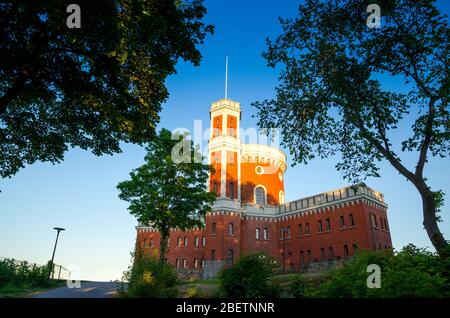 Backstein orange Zitadelle Kastellet mit Festungsturm auf Kastellholmen Insel mit grünen Bäumen rund und blauen klaren Himmel Hintergrund, Stockholm, SW Stockfoto