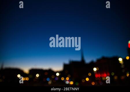 Verschwommene Silhouette der Stockholmer Stadtbild Skyline der alten historischen Stadt Gamla Stan bei Sonnenuntergang, Dämmerung, Dämmerung mit bunten Straßenlampen Bokeh und da Stockfoto