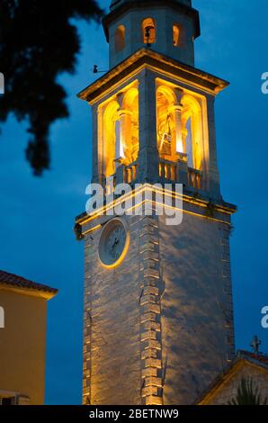 Nacht Abend Blick auf die Kapelle der Kirche St. Ivan, Budva, Montenegro Stockfoto