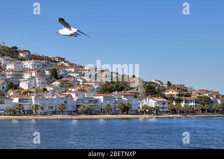 Istanbul, Türkei - 13. Februar 2020: Blick auf den Strand von Kinaliada an einem sonnigen Wintertag vom Marmarameer aus. Stockfoto