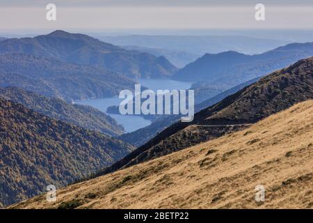 Landschaft mit See Vidraru in Rumänien Stockfoto