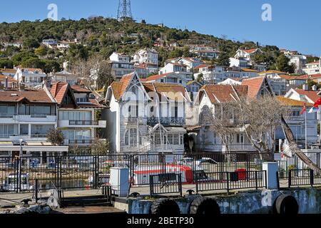 Istanbul, Türkei - 13. Februar 2020: Kinaliada als Teil der Prinzeninseln, oder Adalar an einem sonnigen Wintertag. Stockfoto