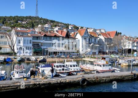 Istanbul, Türkei - 13. Februar 2020: Boote und Yachten im Yachthafen der Insel Kinaliada One von Kzl Adalar. Stockfoto