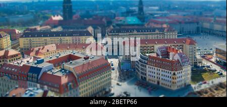 Panoramablick auf die Stadt Dresden mit zentralen Platz und alten Gebäuden von Aussichtsplattform der lutherischen Kirche unserer Lieben Frau Frauenkirche, Deutschland Stockfoto