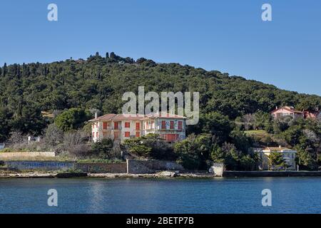 Istanbul, Türkei - 13. Februar 2020: Ein verlassene Sommerhaus mit vernagelten Fenstern steht auf einem Hügel, am Ufer des Marmarameer Stockfoto