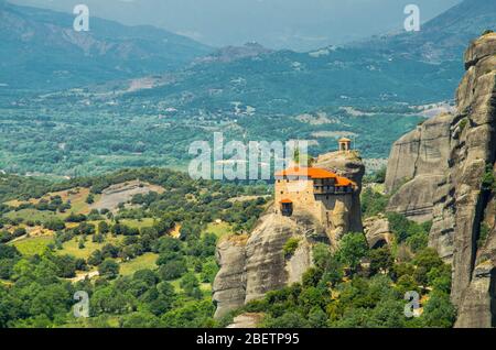 Meteora-Klöster (Heiliger Kloster des Heiligen Nikolaus Anapausas) auf der Spitze des Felsens in der Nähe von Kalabaka, Griechenland Stockfoto