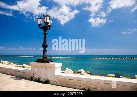 Uferpromenade Imperatore Augusto mit Straßenbeleuchtung und Blick auf das Adriatische Meer in der Stadt Bari, Apulien Apulien Region, Süditalien Stockfoto