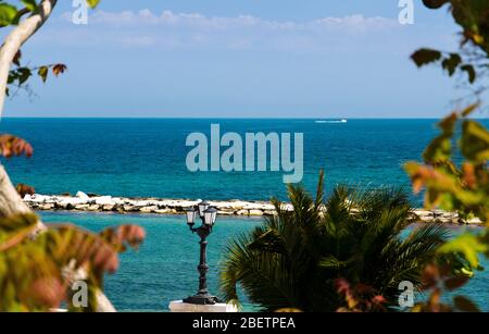 Uferpromenade Imperatore Augusto mit Straßenbeleuchtung und Blick auf das Adriatische Meer in der Stadt Bari, Apulien Apulien Region, Süditalien Stockfoto