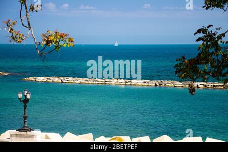 Uferpromenade Imperatore Augusto mit Straßenbeleuchtung und Blick auf das Adriatische Meer in der Stadt Bari, Apulien Apulien Region, Süditalien Stockfoto