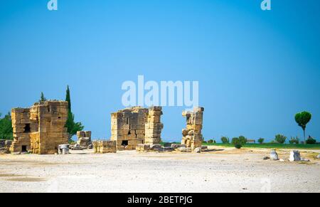 Alte alte alte Steine, zerstörte Mauern und Gebäude von Hierapolis vor klarem blauen Himmel, Pamukkale, Türkei Stockfoto