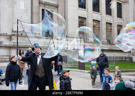 Street Performer bläst riesige Seifenblasen Stockfoto