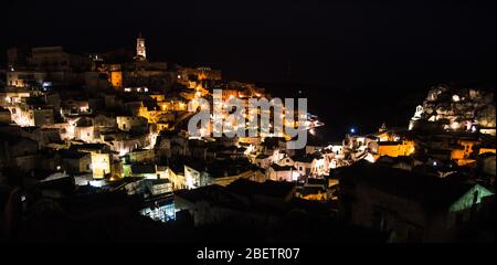 Matera Nacht Panoramablick auf das historische Zentrum Sasso Caveoso alte alte Stadt Sassi di Matera mit Felshöhlen Häuser, Europäische Kulturhauptstadt, UNESC Stockfoto