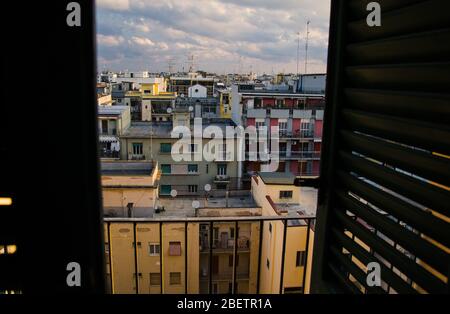 Blick auf alten Viertel Block von Bari Stadt, bunte Gebäude mit Balkonen aus dem Fenster mit Fensterläden, Apulien Apulien Region, Süditalien Stockfoto