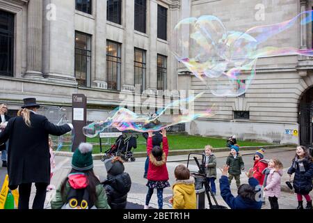 Street Performer bläst riesige Seifenblasen Stockfoto