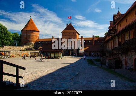 Hof der mittelalterlichen gotischen Trakai Insel Burg mit Steinmauern und Türmen mit roten Ziegeldächern in See Galve, Litauen Stockfoto