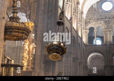 Der schwingende Botafumeiro spender Räucherstäbchen in der Kathedrale von Santiago de Compostela Stockfoto