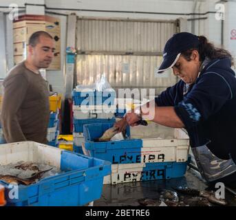 Fischhändler, die frischen Fisch auf dem Fischmarkt in Santiago de Compostela / Galicien verkaufen Stockfoto