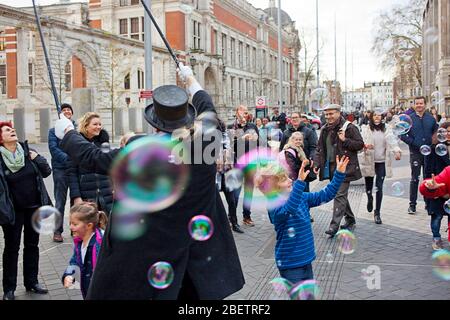 Street Performer bläst riesige Seifenblasen Stockfoto