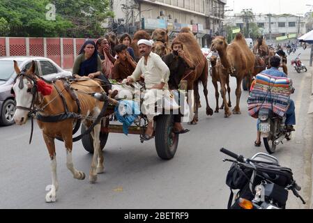 Lahore, Pakistan. April 2020. Die pakistanische Bevölkerung beschäftigt sich mit ihrer Routinearbeit während des 22. Tages der von der pakistanischen Regierung während des Coronavirus-Ausbruchs in Lahore, Pakistan, am 14. April 2020 auferlegten Lockdown. Die Zahl der bestätigten COVID-19-Fälle in Pakistan stieg am Dienstag auf 5837, nachdem neue Infektionen im Land bestätigt wurden. Die Todesopfer in Pakistan 96 und 1378 Patienten wurden wieder aufgenommen. (Foto von Rana Sajid Hussain/Pacific Press/Sipa USA) Quelle: SIPA USA/Alamy Live News Stockfoto