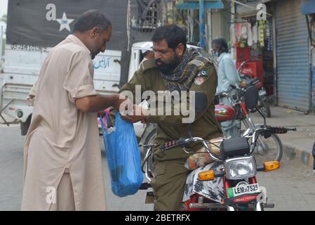 Lahore, Pakistan. April 2020. Die pakistanische Bevölkerung beschäftigt sich mit ihrer Routinearbeit während des 22. Tages der von der pakistanischen Regierung während des Coronavirus-Ausbruchs in Lahore, Pakistan, am 14. April 2020 auferlegten Lockdown. Die Zahl der bestätigten COVID-19-Fälle in Pakistan stieg am Dienstag auf 5837, nachdem neue Infektionen im Land bestätigt wurden. Die Todesopfer in Pakistan 96 und 1378 Patienten wurden wieder aufgenommen. (Foto von Rana Sajid Hussain/Pacific Press/Sipa USA) Quelle: SIPA USA/Alamy Live News Stockfoto