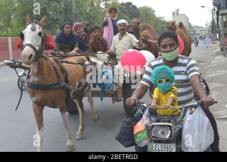 Lahore, Pakistan. April 2020. Die pakistanische Bevölkerung beschäftigt sich mit ihrer Routinearbeit während des 22. Tages der von der pakistanischen Regierung während des Coronavirus-Ausbruchs in Lahore, Pakistan, am 14. April 2020 auferlegten Lockdown. Die Zahl der bestätigten COVID-19-Fälle in Pakistan stieg am Dienstag auf 5837, nachdem neue Infektionen im Land bestätigt wurden. Die Todesopfer in Pakistan 96 und 1378 Patienten wurden wieder aufgenommen. (Foto von Rana Sajid Hussain/Pacific Press/Sipa USA) Quelle: SIPA USA/Alamy Live News Stockfoto