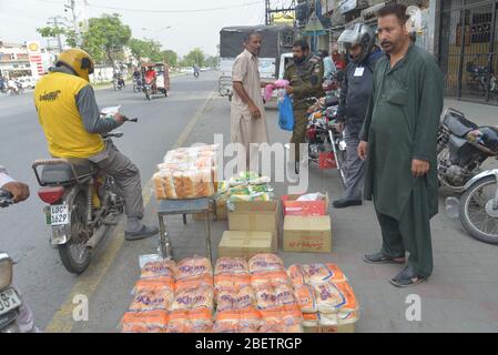 Lahore, Pakistan. April 2020. Die pakistanische Bevölkerung beschäftigt sich mit ihrer Routinearbeit während des 22. Tages der von der pakistanischen Regierung während des Coronavirus-Ausbruchs in Lahore, Pakistan, am 14. April 2020 auferlegten Lockdown. Die Zahl der bestätigten COVID-19-Fälle in Pakistan stieg am Dienstag auf 5837, nachdem neue Infektionen im Land bestätigt wurden. Die Todesopfer in Pakistan 96 und 1378 Patienten wurden wieder aufgenommen. (Foto von Rana Sajid Hussain/Pacific Press/Sipa USA) Quelle: SIPA USA/Alamy Live News Stockfoto