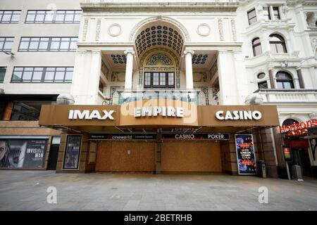 London, Großbritannien - 13 Apr 2020: Der Eingang zum Empire Leicester Square, der während der Sperrung des Coronavirus geschlossen und vernagelt wurde. Stockfoto