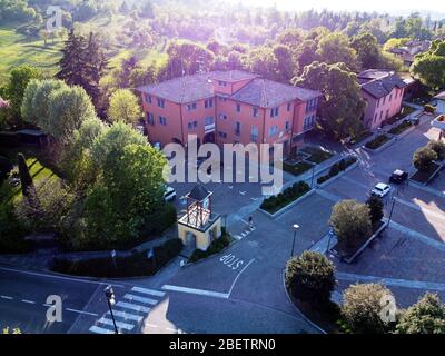 Albinea, Reggio Emilia / Italien: Luftaufnahme des Stadtzentrums von Albinea Stockfoto