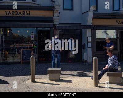 London. GROSSBRITANNIEN. April 2020. Blick auf die Schlange in einem Geschäft in Francis Road, Leyton (East London). Stockfoto