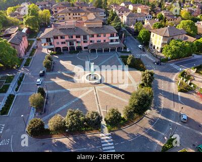 Albinea, Reggio Emilia / Italien: Luftaufnahme des Stadtzentrums von Albinea Stockfoto