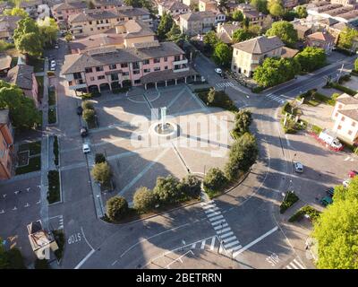 Albinea, Reggio Emilia / Italien: Luftaufnahme des Stadtzentrums von Albinea Stockfoto