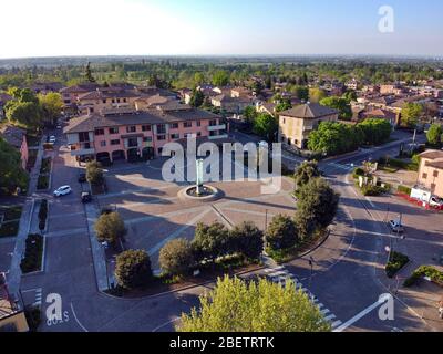 Albinea, Reggio Emilia / Italien: Luftaufnahme des Stadtzentrums von Albinea Stockfoto