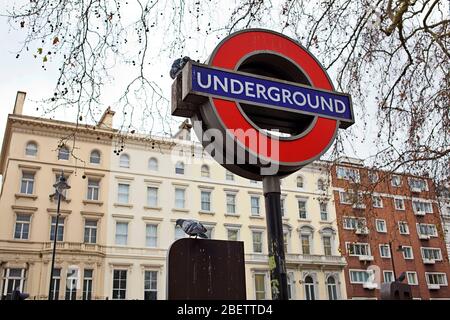 U-Bahn-Schild, South Kensington, London Stockfoto