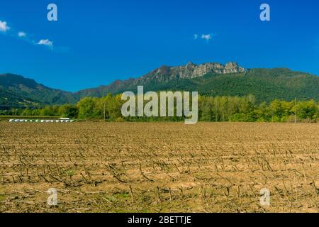 Puigsacalm Peak (Blick von Vall d'en Bas, Garrotxa, Spanien). Stockfoto