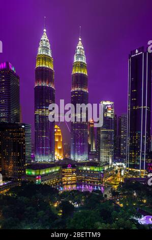 Petronas Twin Towers beleuchtet bei Nacht in Kuala Lumpur, Malaysia Stockfoto