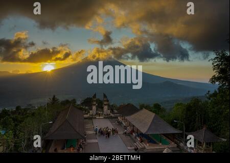 Sonnenuntergang am Pura Luhur Lempuyang Tempel, Bali, Indonesien Stockfoto