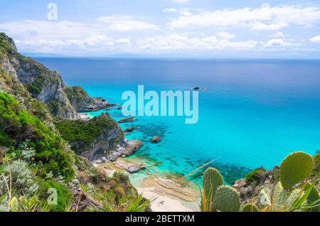 Felsklippe des Kaps Capo Vaticano Ricadi Luftpanorama von Parco Belvedere Plattform, grünen Grashügel mit erstaunlichen blauen azurblauen türkisfarbenen Wasser, Stockfoto