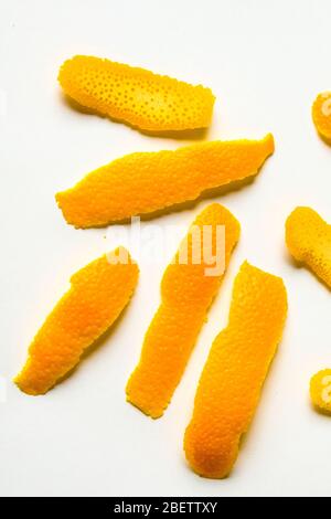Aromatische Kräuter und Gewürze gewaschen und bereit für Ihre Rezepte, für Aufgüsse und Liköre - getrocknete Orangenschale Stockfoto