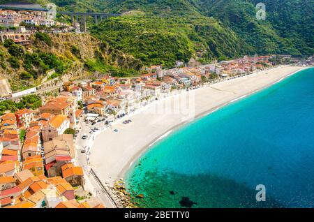 Luftaufnahme von oben Sandstrand von Tyrrhenischen Meeresbucht Golf Küste Küste von schönen Küstenstadt Dorf Scilla mit grünen Hügel Hintergrund, Kalabrien, S Stockfoto