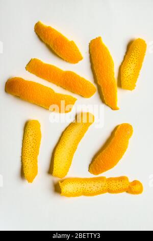 Aromatische Kräuter und Gewürze gewaschen und bereit für Ihre Rezepte, für Aufgüsse und Liköre - getrocknete Orangenschale Stockfoto